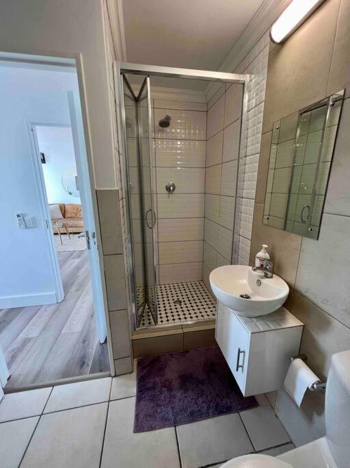 Modern, Trendy And Comfortable 2 Bedroom Apartment In Cape Town Exterior photo